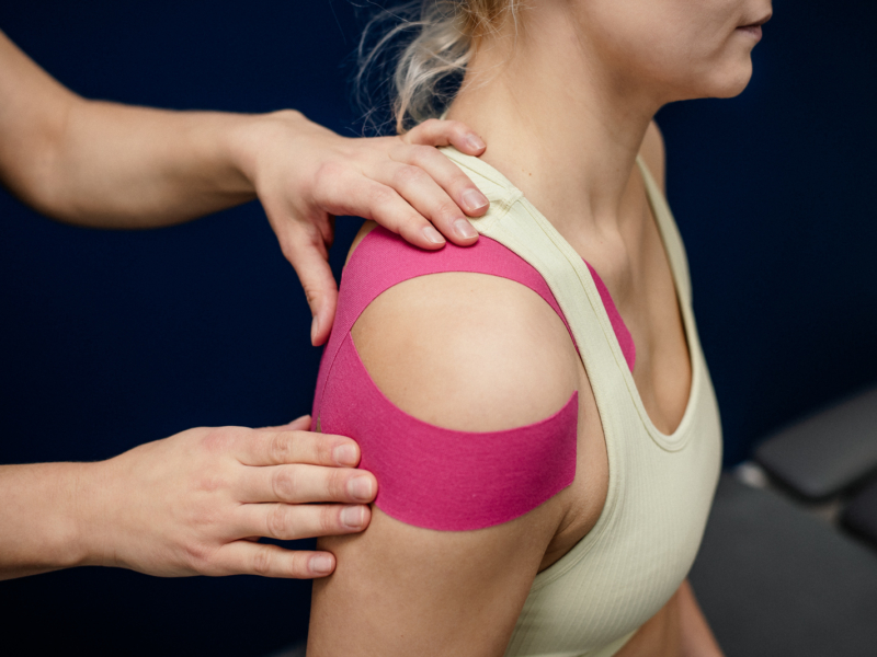 Kolorowe plastry w fizjoterapii – kilka słów o Kinesiotapingu