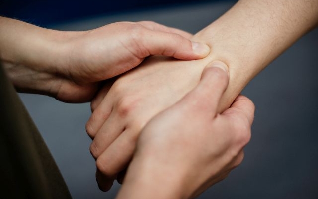 Zespół cieśni kanału nadgarstka – czy operacja jest konieczna?