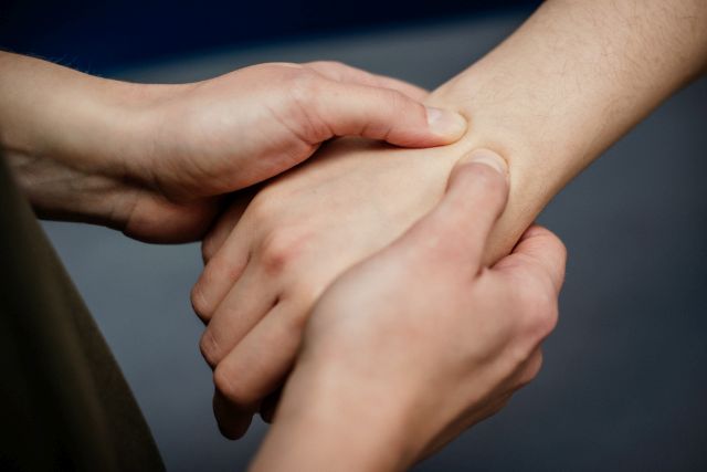 Zespół cieśni kanału nadgarstka – czy operacja jest konieczna?